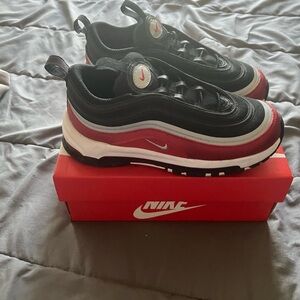 Nike sneakers size 2.5 kids
